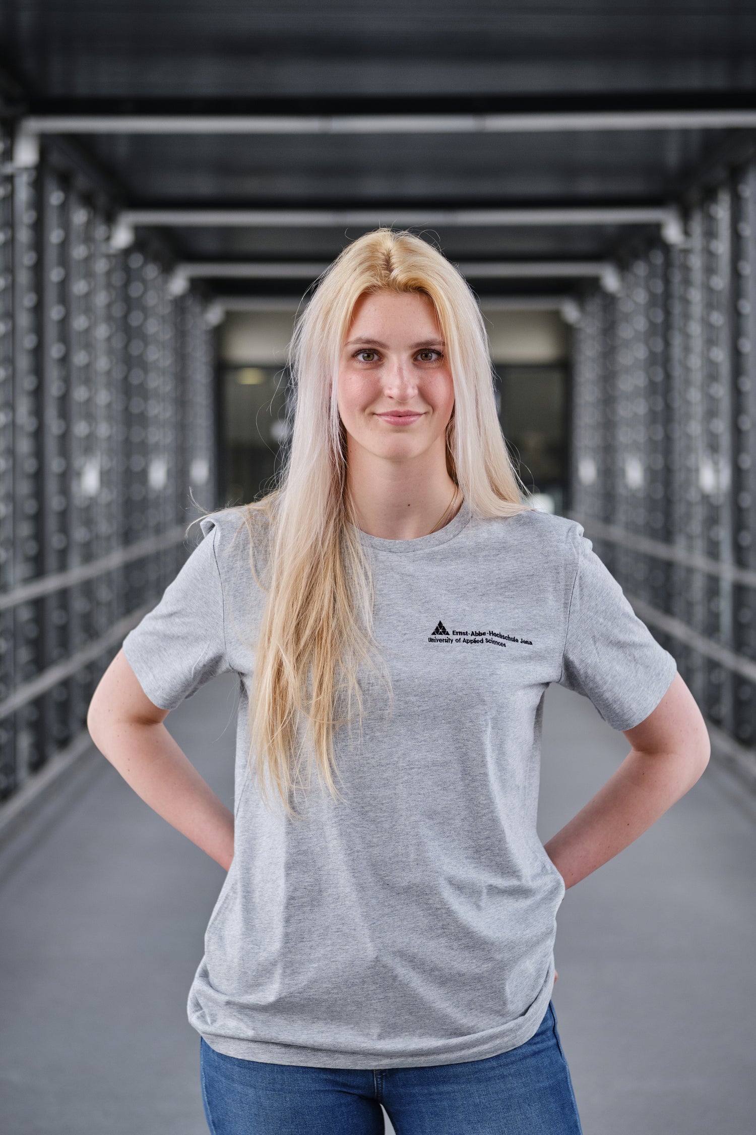 Model trägt ein graues T-Shirt mit Logo der Ernst-Abbe-Hochschule