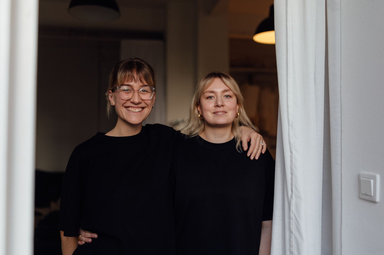 nachhaltiges Designer-Duo Lex & Jules steht nebeneinander und lächelt in die Kamera